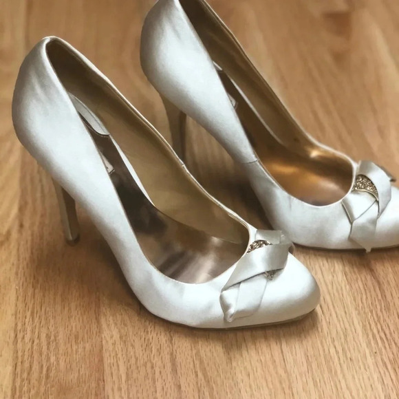 Badgley Mischka Ivory Gold Satin Closed Toe Pumps High Heels Bridal Wedding 8 - Picture 3 of 5